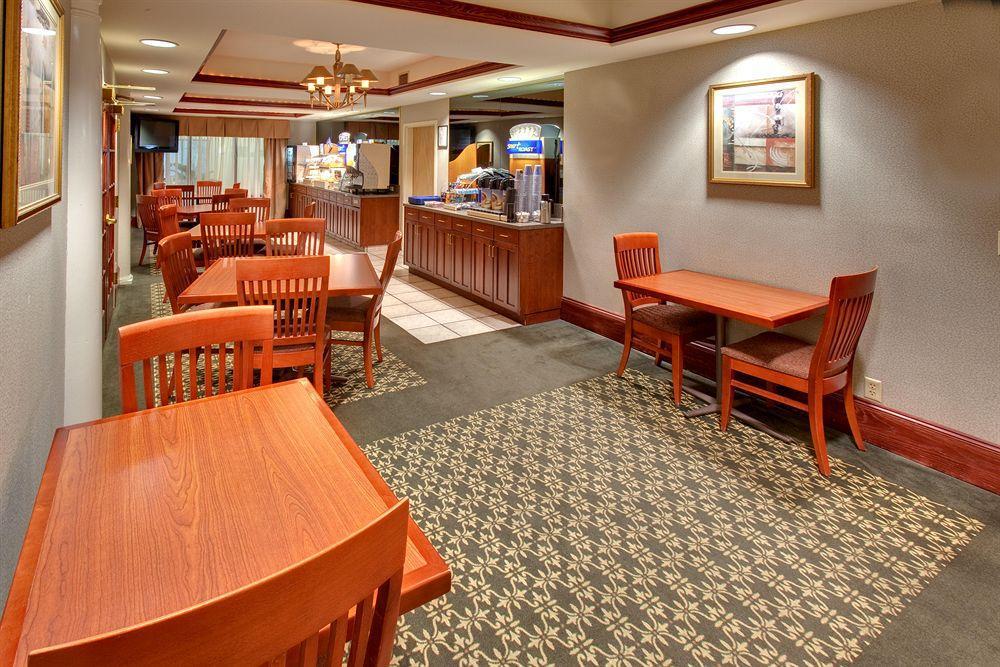 Holiday Inn Express Cedar Rapids - Collins Road By Ihg Restaurant billede