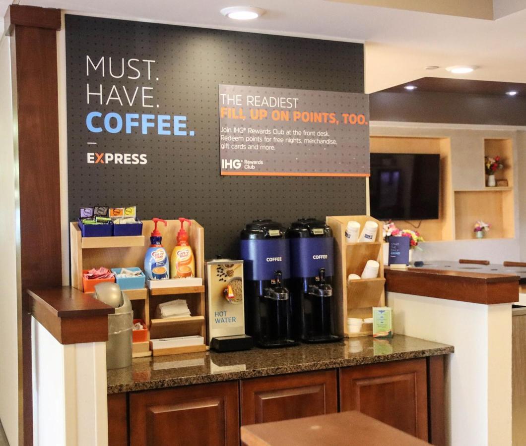 Holiday Inn Express Cedar Rapids - Collins Road By Ihg Eksteriør billede